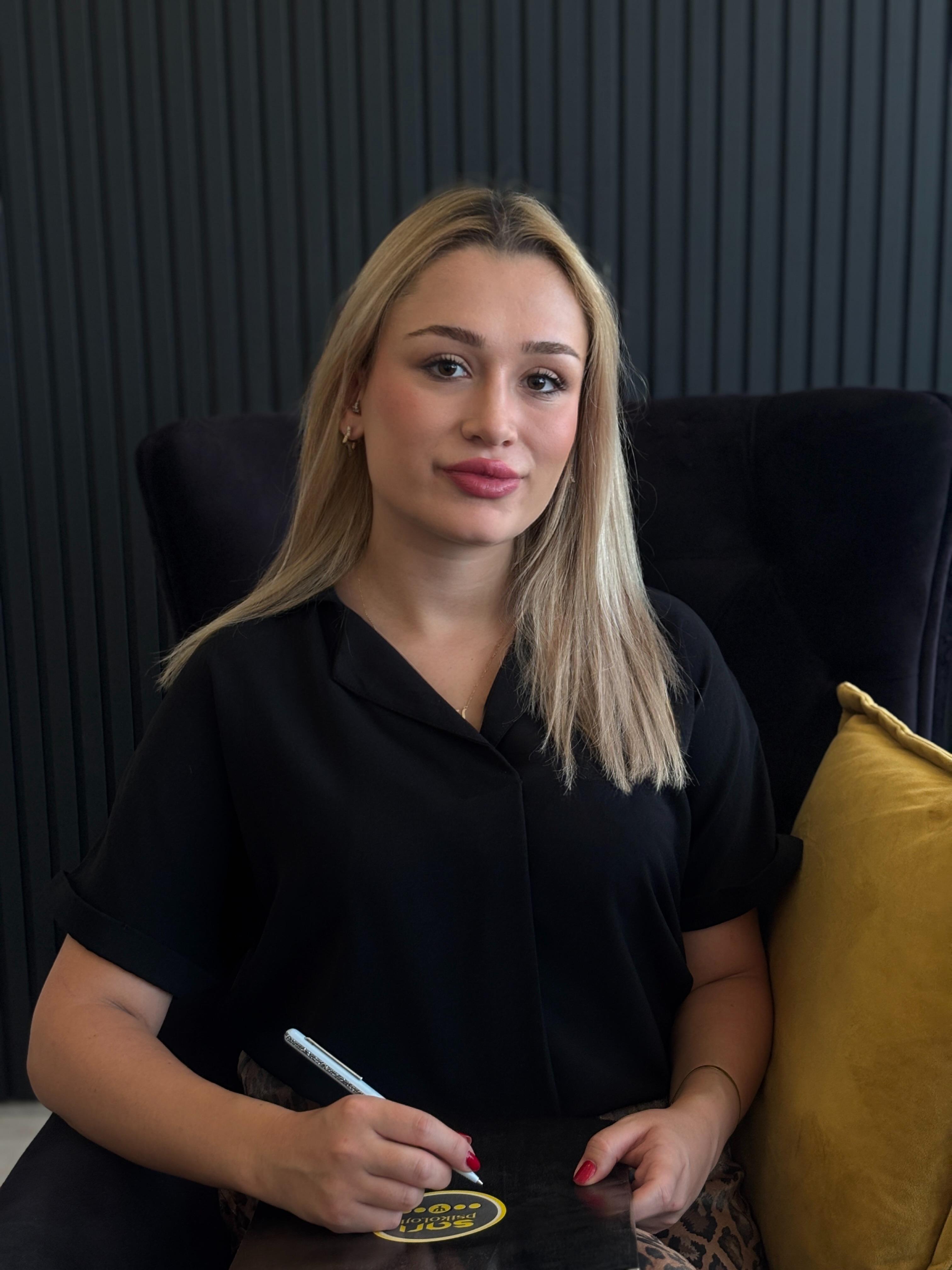 Psikolog Elif Özkan Profesyonel Fotoğrafı